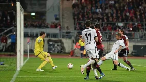  法兰克福高空轰炸战术成功，头球接力攻破对手城池  